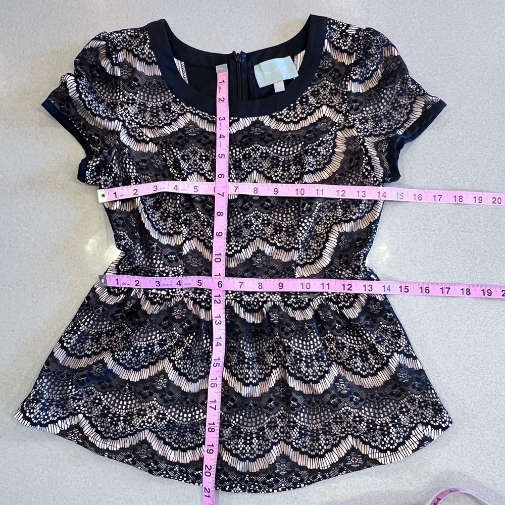 Skies Are Blue Black & Cream Lace Peplum Top Sz Small - Picture 9 of 13